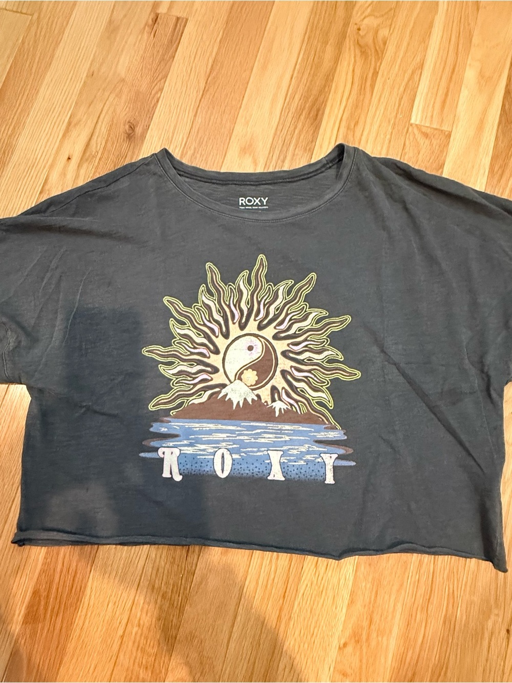 Like New! Roxy Black Crop Tee with Sun & Yin-Yang Graphic